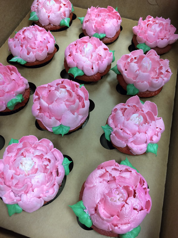 Beautiful pink and white flower cupcakes.