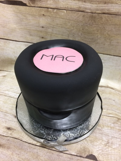 single tier cake that looks like a makeup compact.